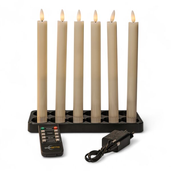 Home 18 Sechs batteriebetriebene flammenlose Kerzen in einem schwarzen Ständer, alle angezündet, mit einer Fernbedienung und einem Stromadapter vor dem Ständer.