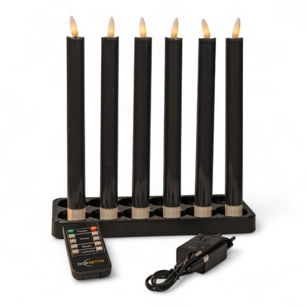 Home 19 Sechs schwarze elektrische Kerzen mit flammenförmigen Glühbirnen sind in einem rechteckigen schwarzen Halter angeordnet. Davor befinden sich eine schwarze Fernbedienung und ein Steckernetzteil, alles auf weißem Hintergrund.