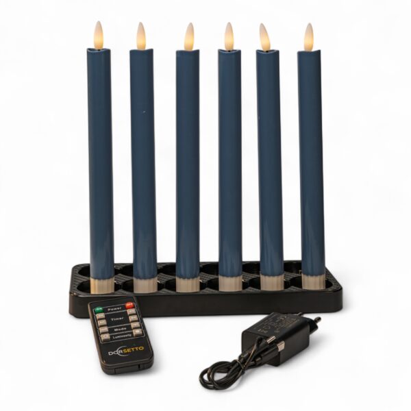 Home 17 Ein Set aus sechs blauen elektrischen Kerzen mit flammenförmigen LED-Lichtern, die auf einem schwarzen Sockel stehen. Vorne befinden sich eine Fernbedienung und ein Netzgerät, alles auf weißem Hintergrund.