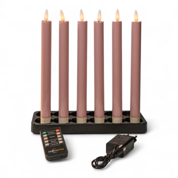 Home 22 Sechs rosafarbene elektronische Kegelkerzen mit kleinen flammenförmigen Lichtern sind aufrecht in einem schwarzen rechteckigen Halter angeordnet. Davor befinden sich eine Fernbedienung und ein schwarzes Netzteil mit Kabel, alles auf weißem Hintergrund.