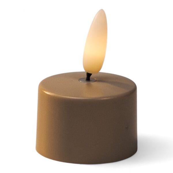 Eine kleine, braune, zylindrische LED-Teelichtkerze mit einem flammenförmigen Kunststofflicht an der Spitze, das sanft leuchtet und eine echte Kerzenflamme imitiert.
