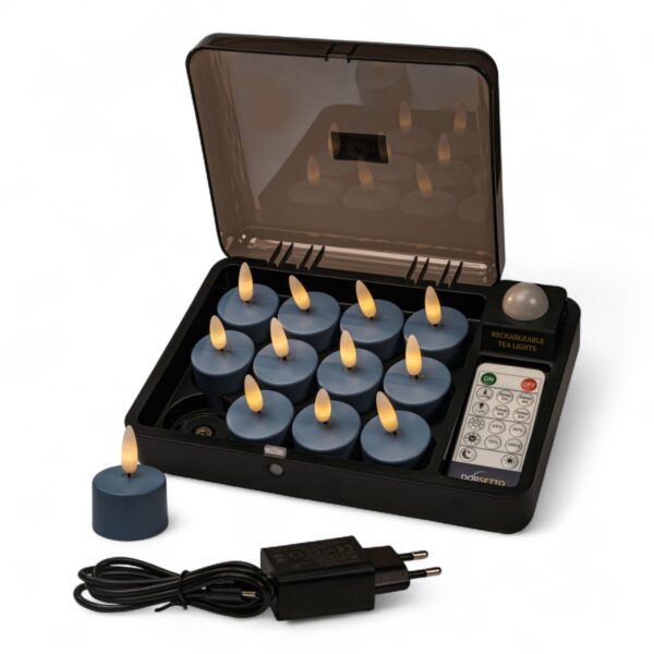 Home 25 Ein Set aus zehn blauen LED-Teelichtern mit flammenförmigen Spitzen, die in einem schwarzen Gehäuse aufgeladen werden. Das Set enthält eine Fernbedienung und einen Netzadapter, wobei ein Teelicht außerhalb des Gehäuses platziert wird.