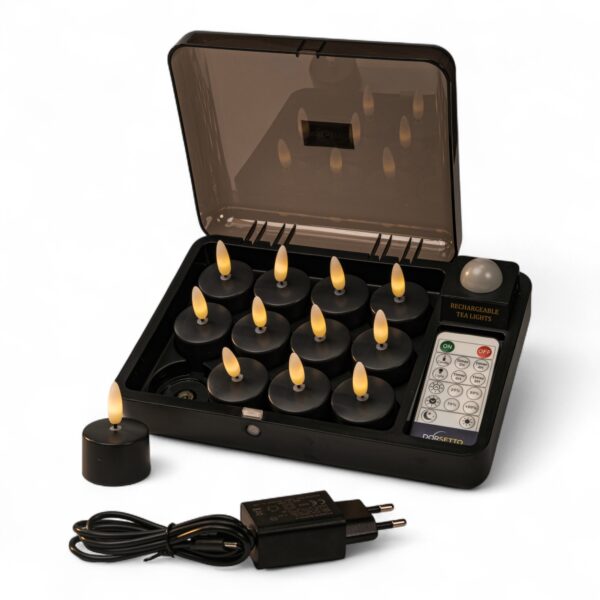 Home 29 Ein Set aus zwölf schwarzen, wiederaufladbaren LED-Teelichtern in einem Ladeetui, mit einer Fernbedienung, einem Netzadapter und einem Teelicht, das außerhalb des Etuis steht. Alle Teelichter haben kleine gelbe Flammen.