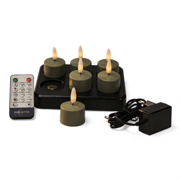 Sechs batteriebetriebene LED-Teelichter auf einer Ladestation mit einer Fernbedienung und einem daneben platzierten Netzgerät.