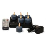 Ein Set aus sechs blauen LED-Teelichtern mit flammenförmigen Spitzen, die auf einer schwarzen Ladestation angeordnet sind, zusammen mit einer Fernbedienung und einem schwarzen Netzadapter.