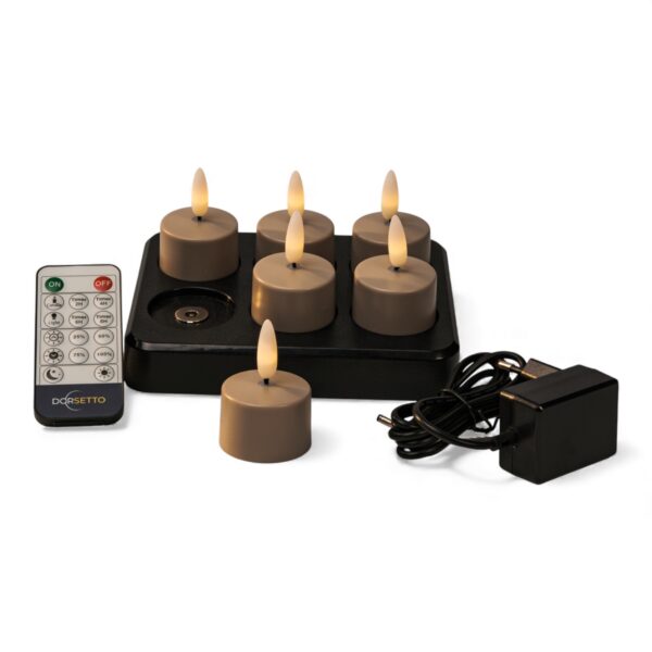 Ein Set mit sechs braunen LED-Teelichtern auf einer schwarzen Ladestation, mit einer Fernbedienung und einem Netzteil daneben. Die Kerzen haben flammenförmige Spitzen, die echtes Kerzenlicht imitieren.